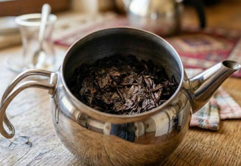 Dəmlikdə qalan çayı atmayın