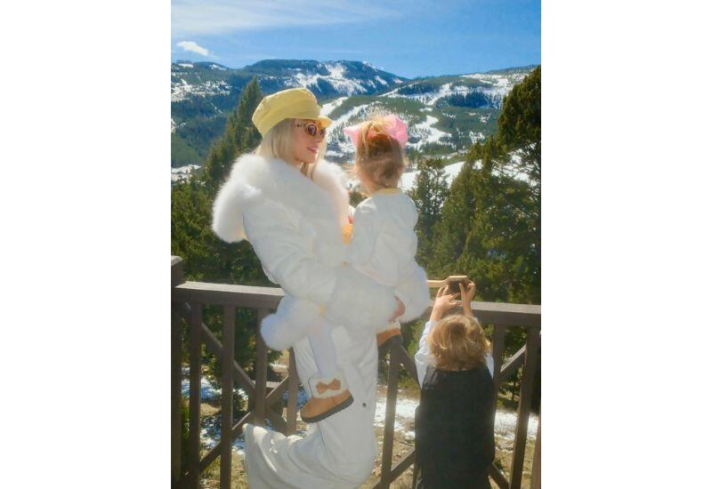 Пэрис Хилтон показала редкое фото с детьми на отдыхе в горах