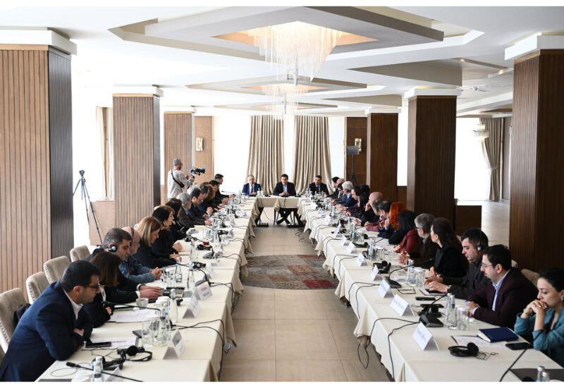 Хикмет Гаджиев встретился с представителями гражданских обществ Азербайджана и Армении в Габале