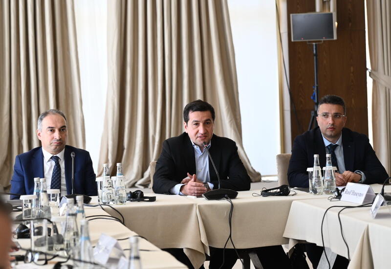 Хикмет Гаджиев встретился с представителями гражданских обществ Азербайджана и Армении в Габале