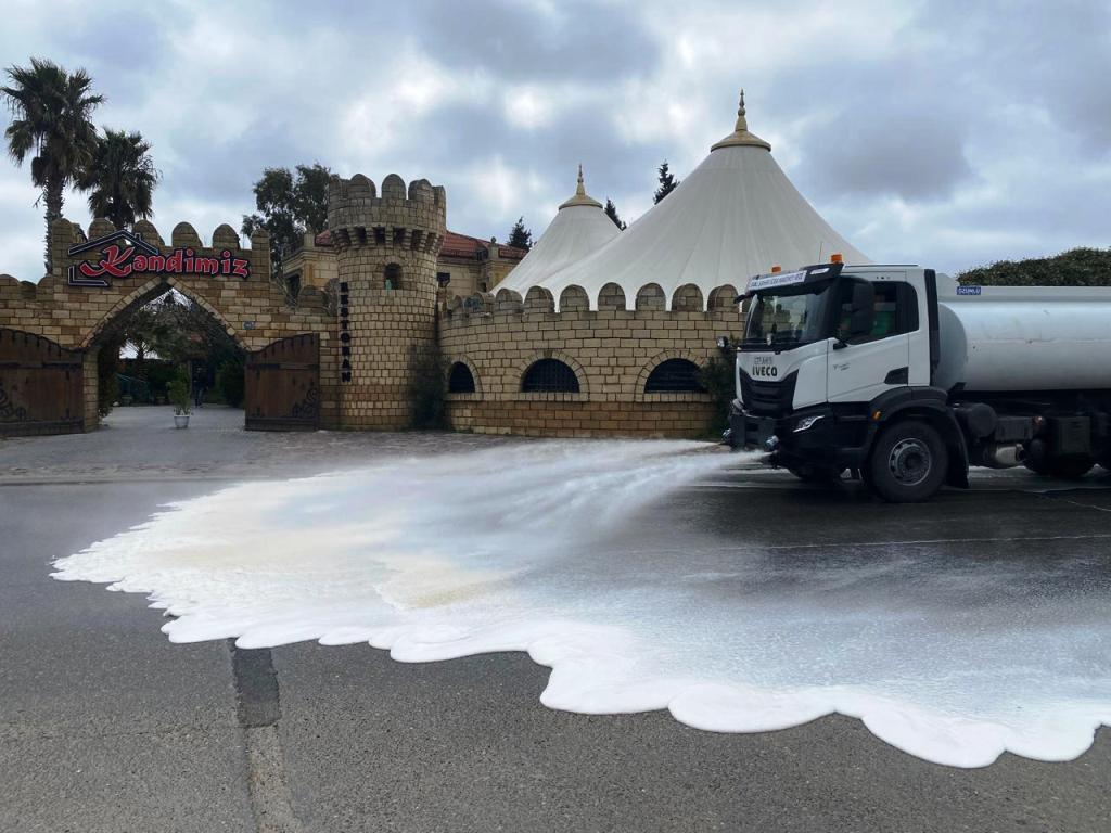 В Баку промыли сотни улиц в рамках городского субботника