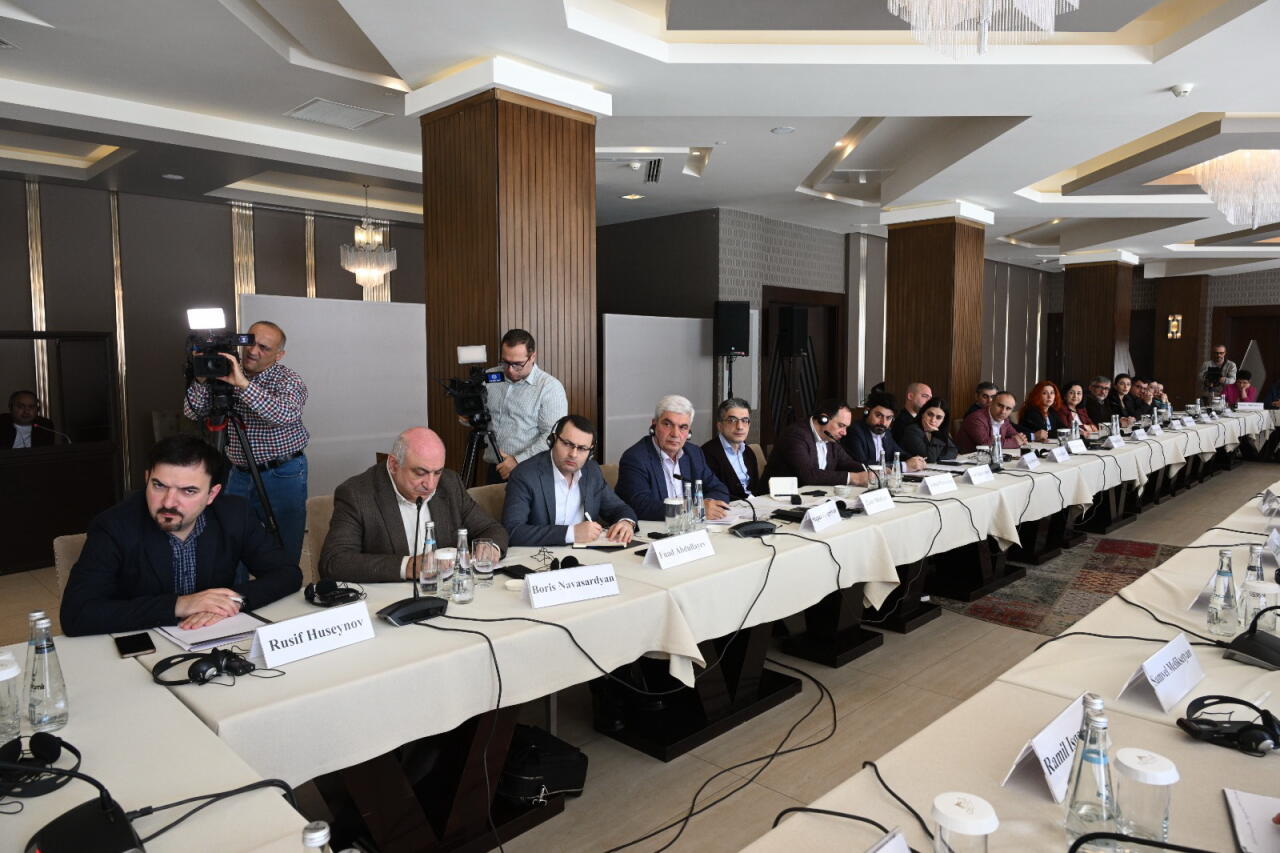 Хикмет Гаджиев встретился с представителями гражданских обществ Азербайджана и Армении в Габале