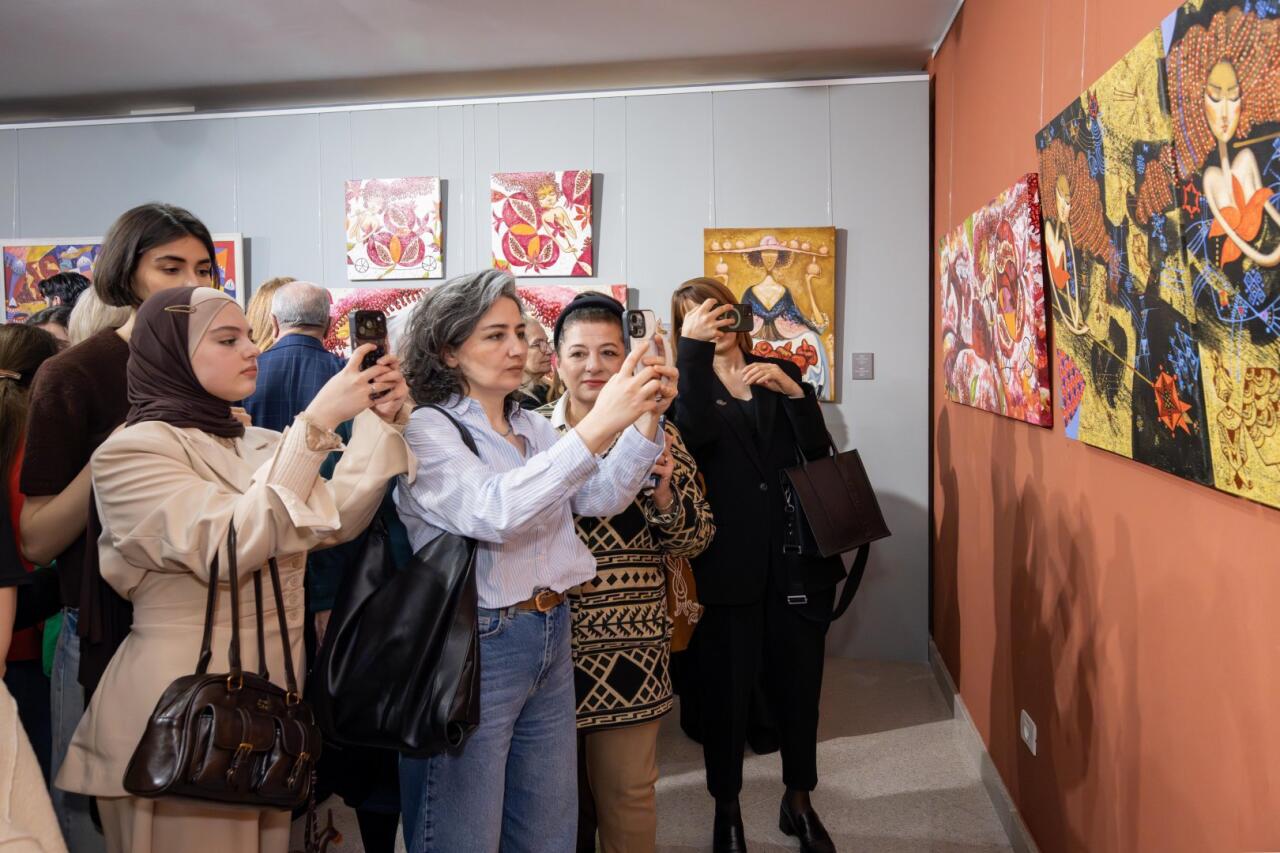 На крыльях времени - искусство Вугара Али раскрывает тайны науки и мифов