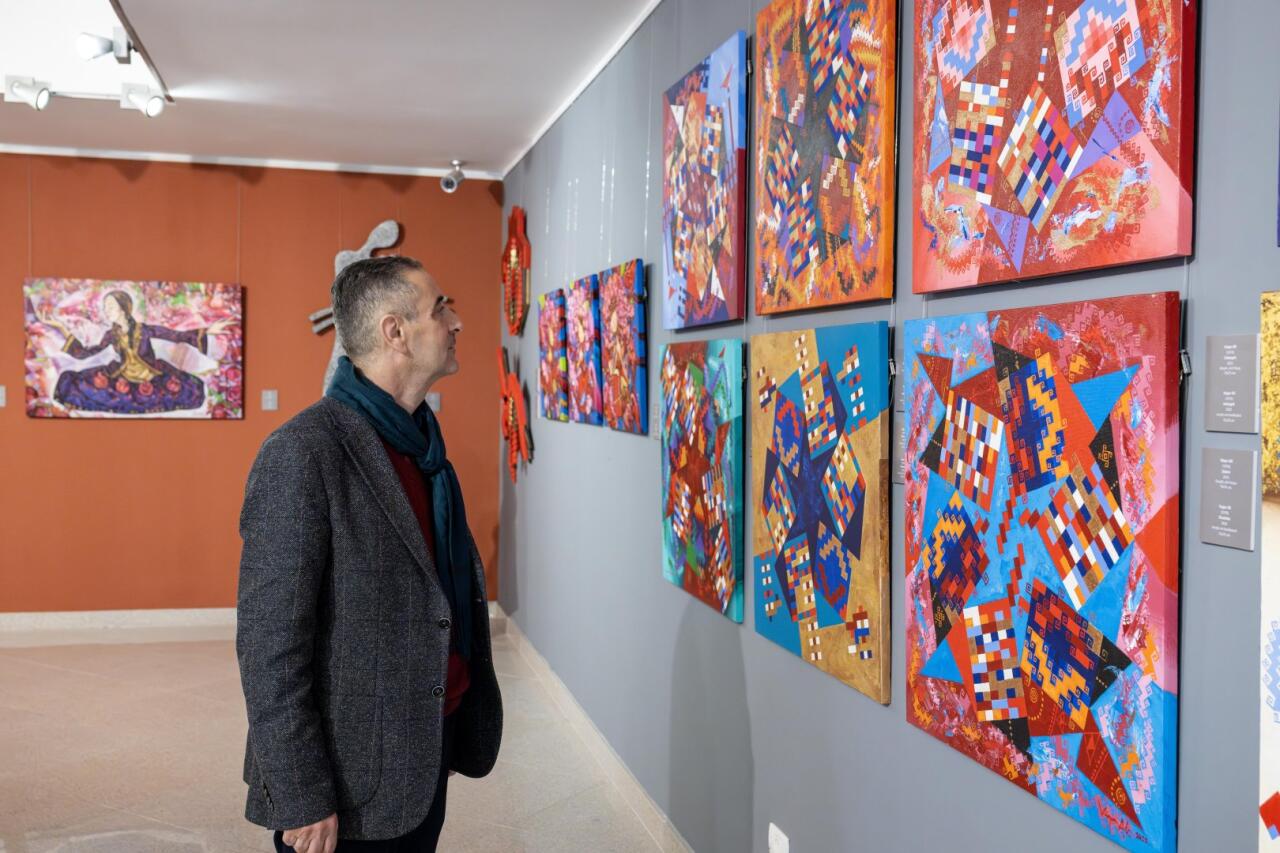 На крыльях времени - искусство Вугара Али раскрывает тайны науки и мифов