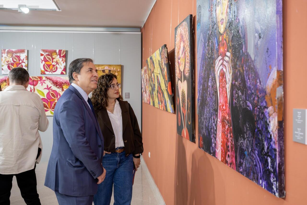 На крыльях времени - искусство Вугара Али раскрывает тайны науки и мифов