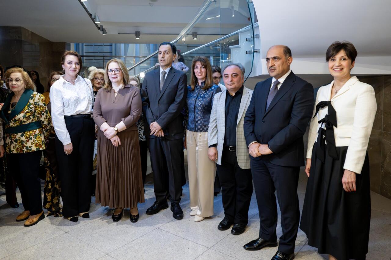 На крыльях времени - искусство Вугара Али раскрывает тайны науки и мифов