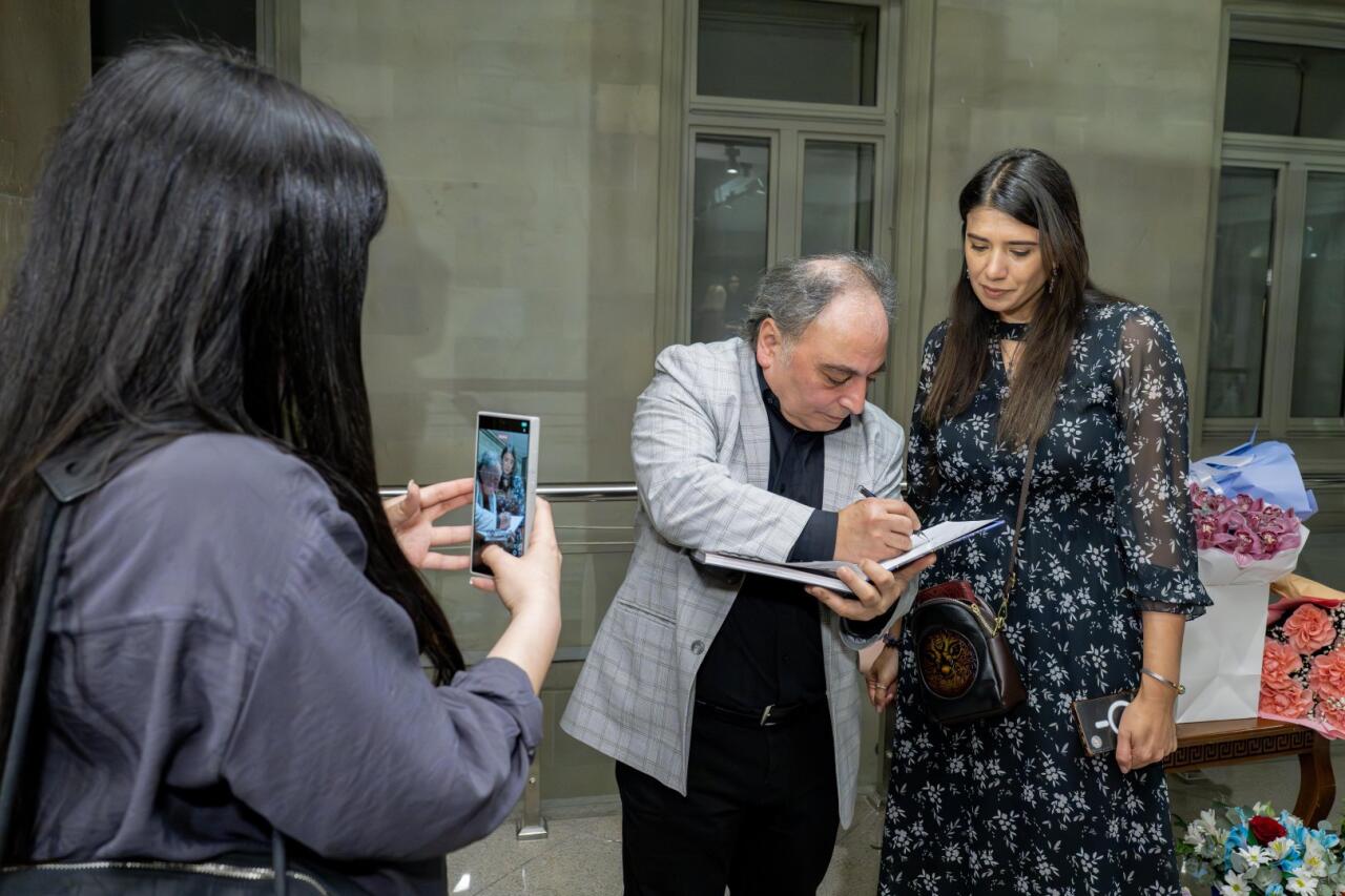 На крыльях времени - искусство Вугара Али раскрывает тайны науки и мифов