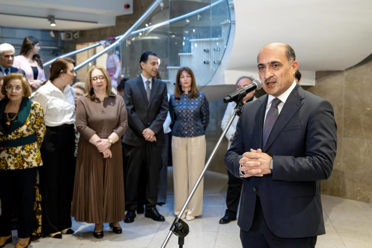 На крыльях времени - искусство Вугара Али раскрывает тайны науки и мифов