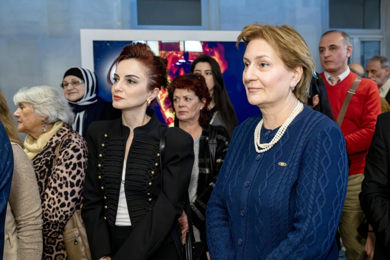 На крыльях времени - искусство Вугара Али раскрывает тайны науки и мифов