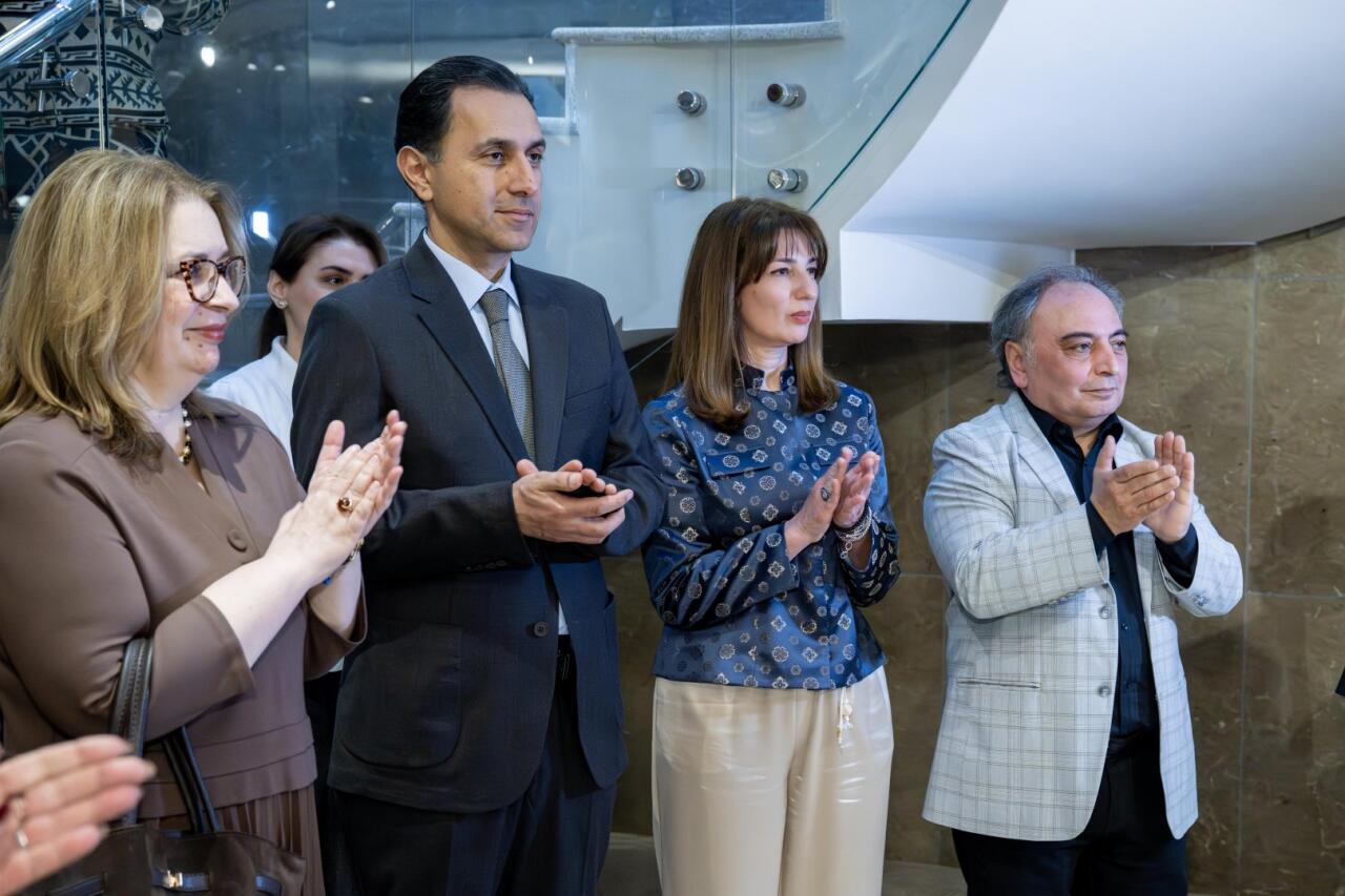 На крыльях времени - искусство Вугара Али раскрывает тайны науки и мифов