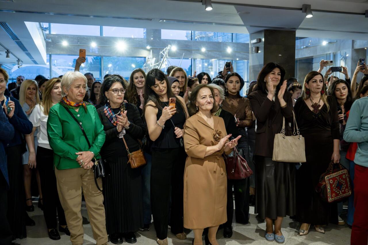 На крыльях времени - искусство Вугара Али раскрывает тайны науки и мифов