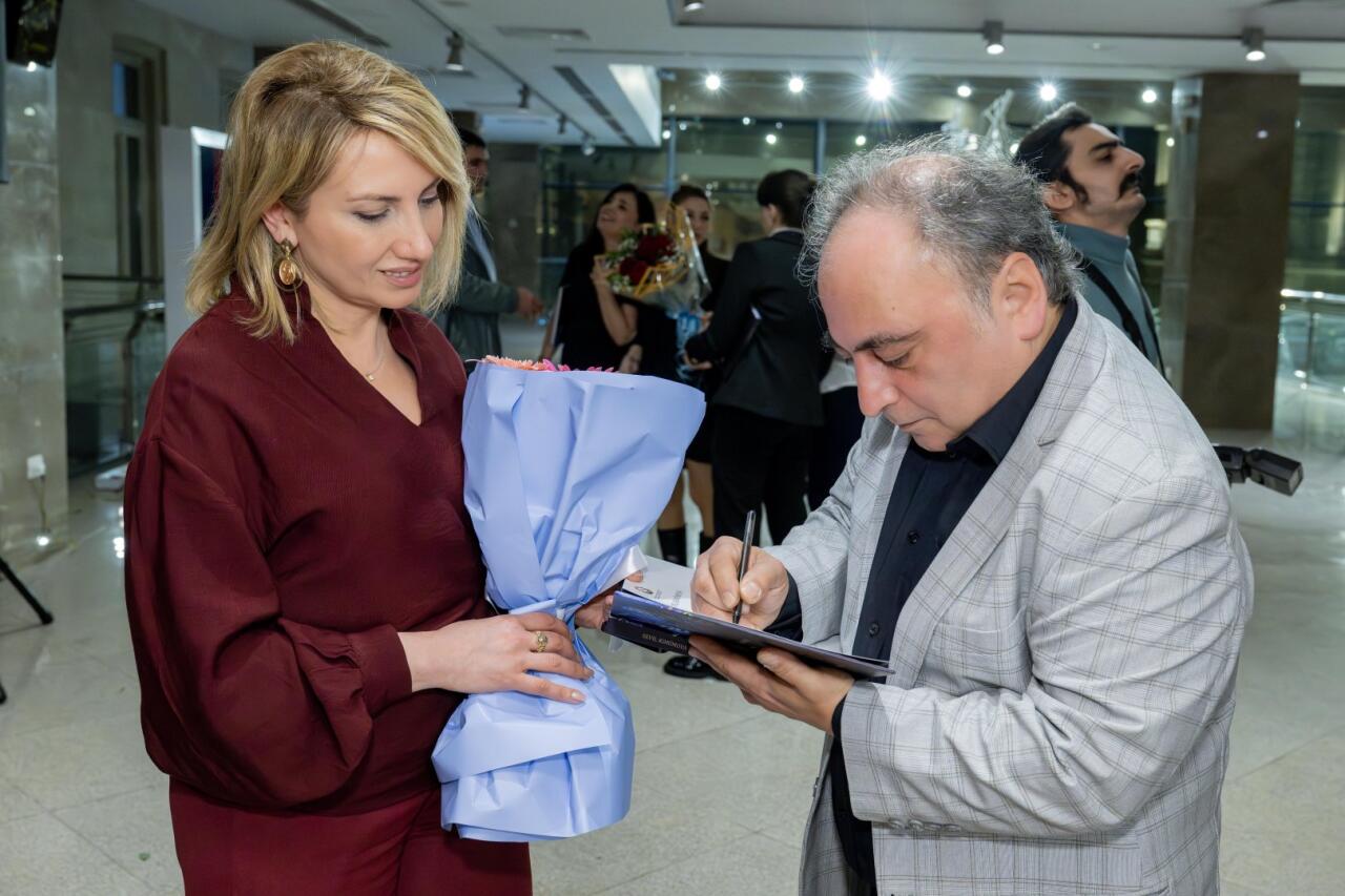 На крыльях времени - искусство Вугара Али раскрывает тайны науки и мифов