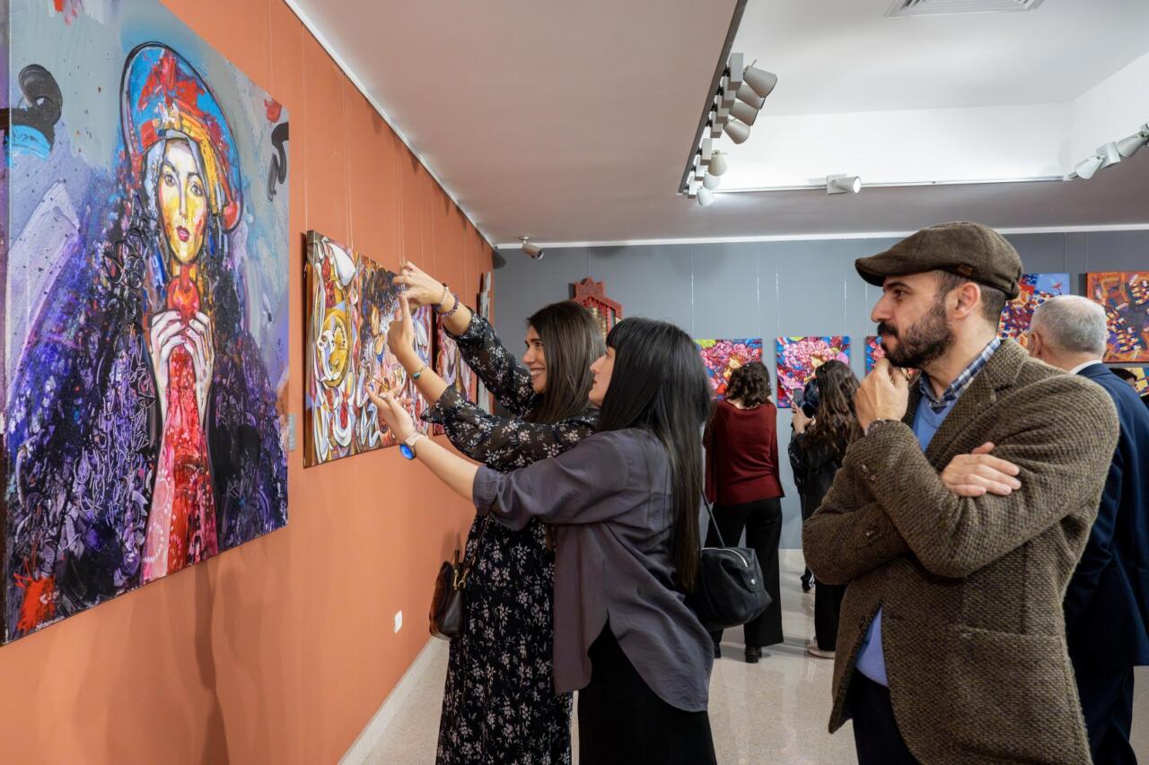 На крыльях времени - искусство Вугара Али раскрывает тайны науки и мифов