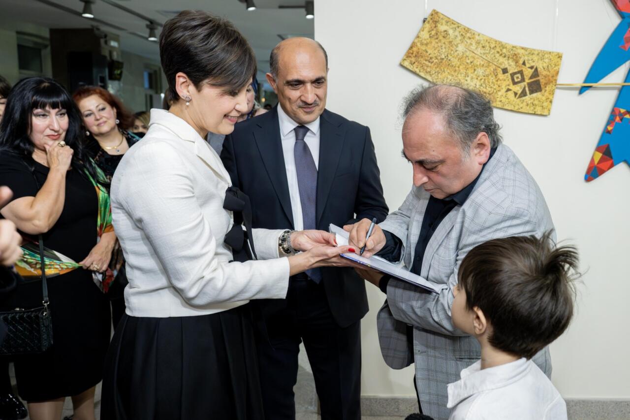 На крыльях времени - искусство Вугара Али раскрывает тайны науки и мифов