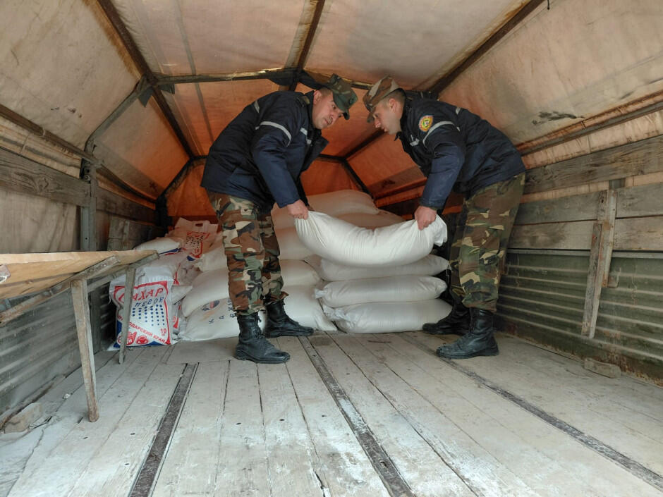 Torpaq sürüşməsi nəticəsində avtomobil yolunun sıradan çıxdığı Qonaqkəndə ərzaq göndərilib