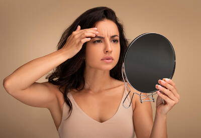 Врач назвала продукты, способные вызвать темные пятна на коже