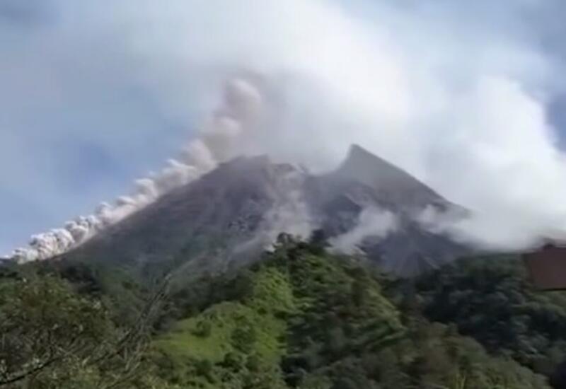 В Индонезии зафиксировали шесть извержений вулкана подряд