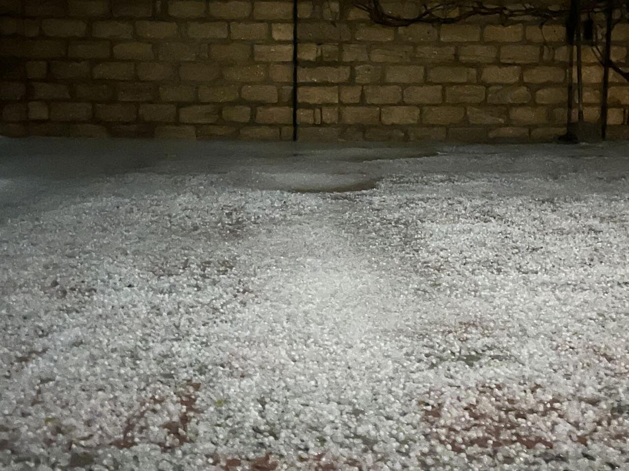 В некоторых частях Баку выпал град