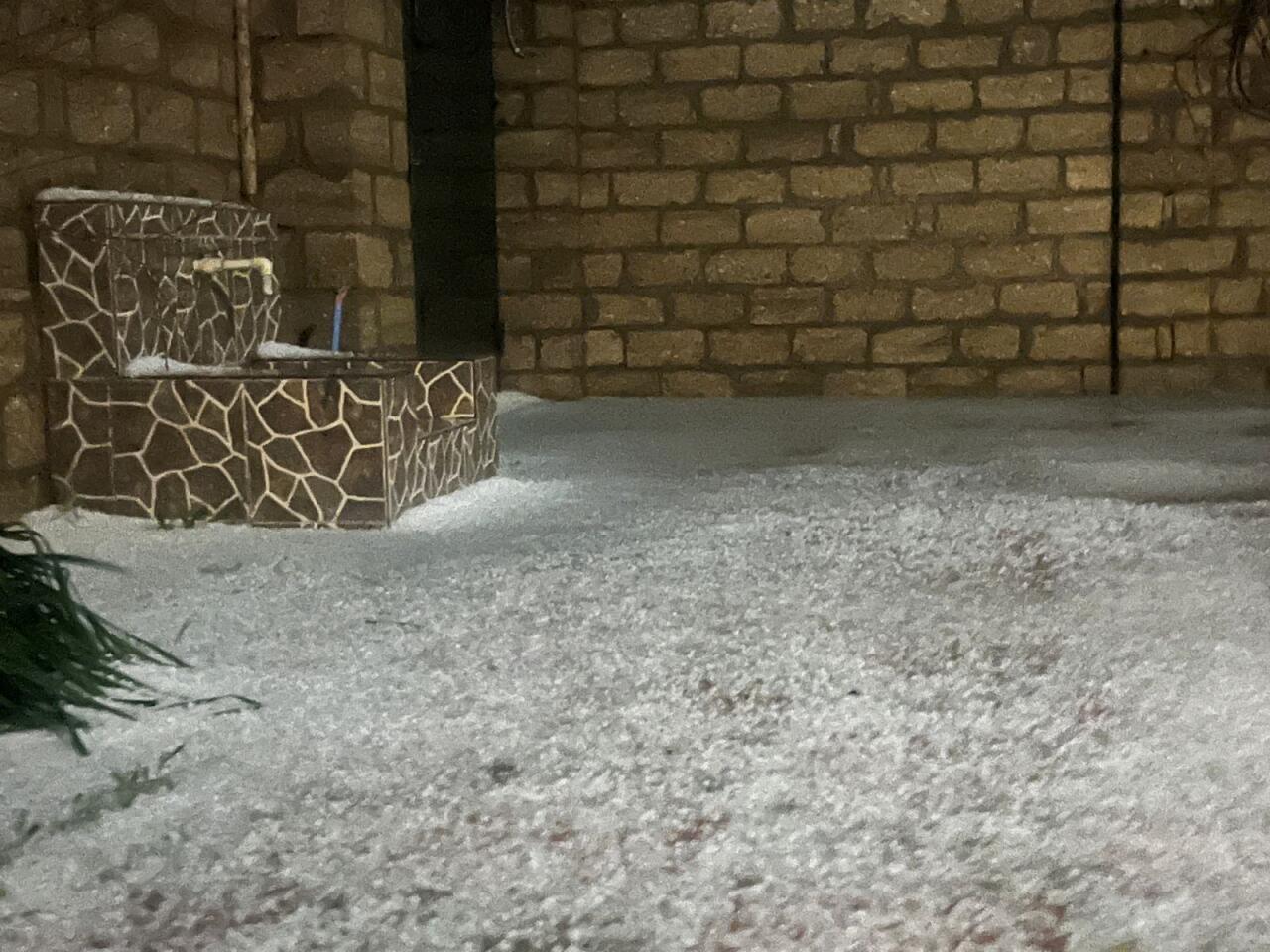 В некоторых частях Баку выпал град