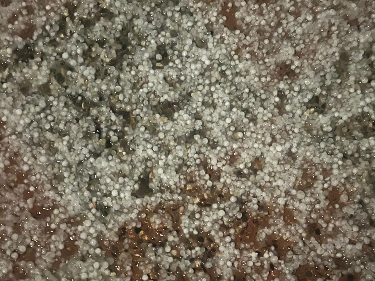 В некоторых частях Баку выпал град