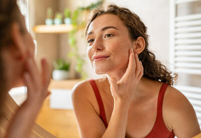 Визажист рассказала, как добиться эффекта «голого лица» в макияже