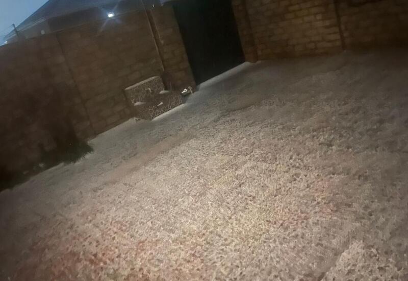 В некоторых частях Баку выпал град