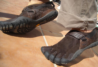 Стилист рассказал, можно ли считать модными пятипалые кроссовки