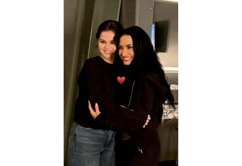 Селена Гомес и Деми Ловато обрадовали фанатов совместным фото спустя 10 лет