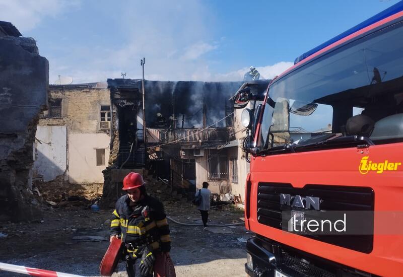 В центре Баку произошел пожар в жилом доме