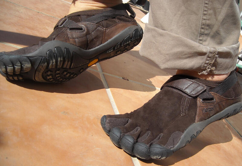 Стилист рассказал, можно ли считать модными пятипалые кроссовки