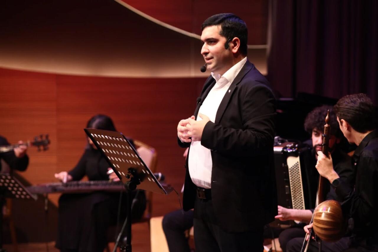 Взглянуть на себя со стороны: Вечер искреннего смеха в Баку