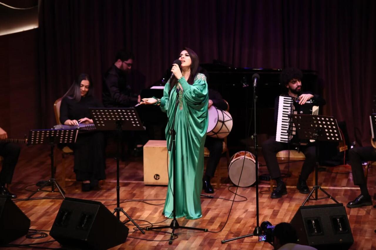 Взглянуть на себя со стороны: Вечер искреннего смеха в Баку