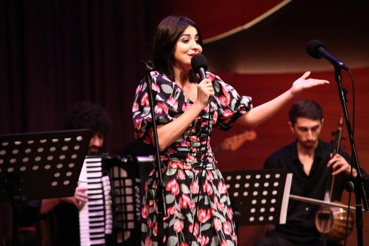 Взглянуть на себя со стороны: Вечер искреннего смеха в Баку