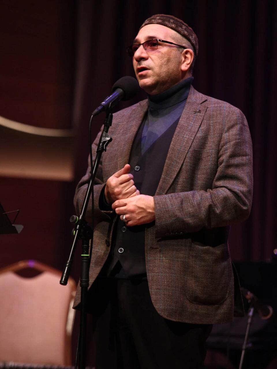 Взглянуть на себя со стороны: Вечер искреннего смеха в Баку