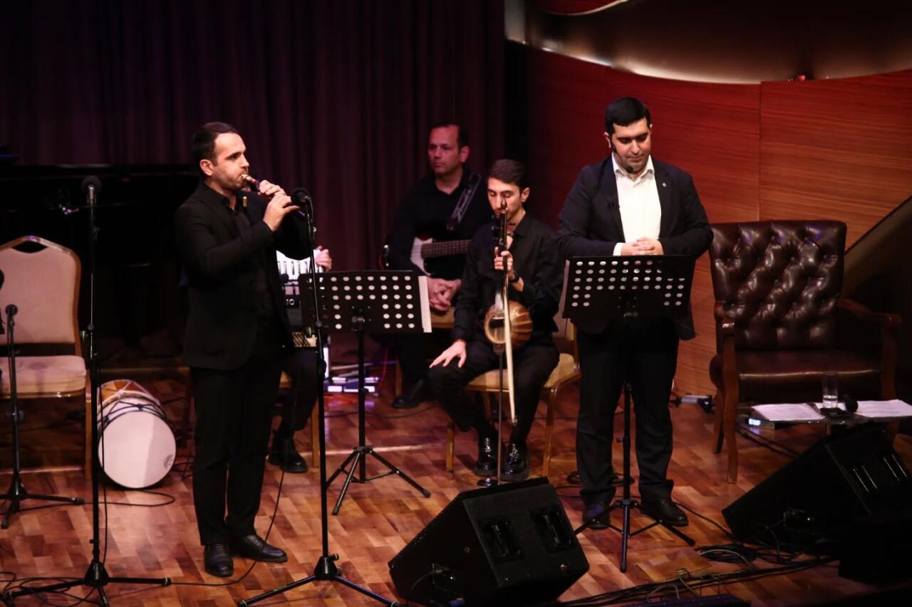 Взглянуть на себя со стороны: Вечер искреннего смеха в Баку