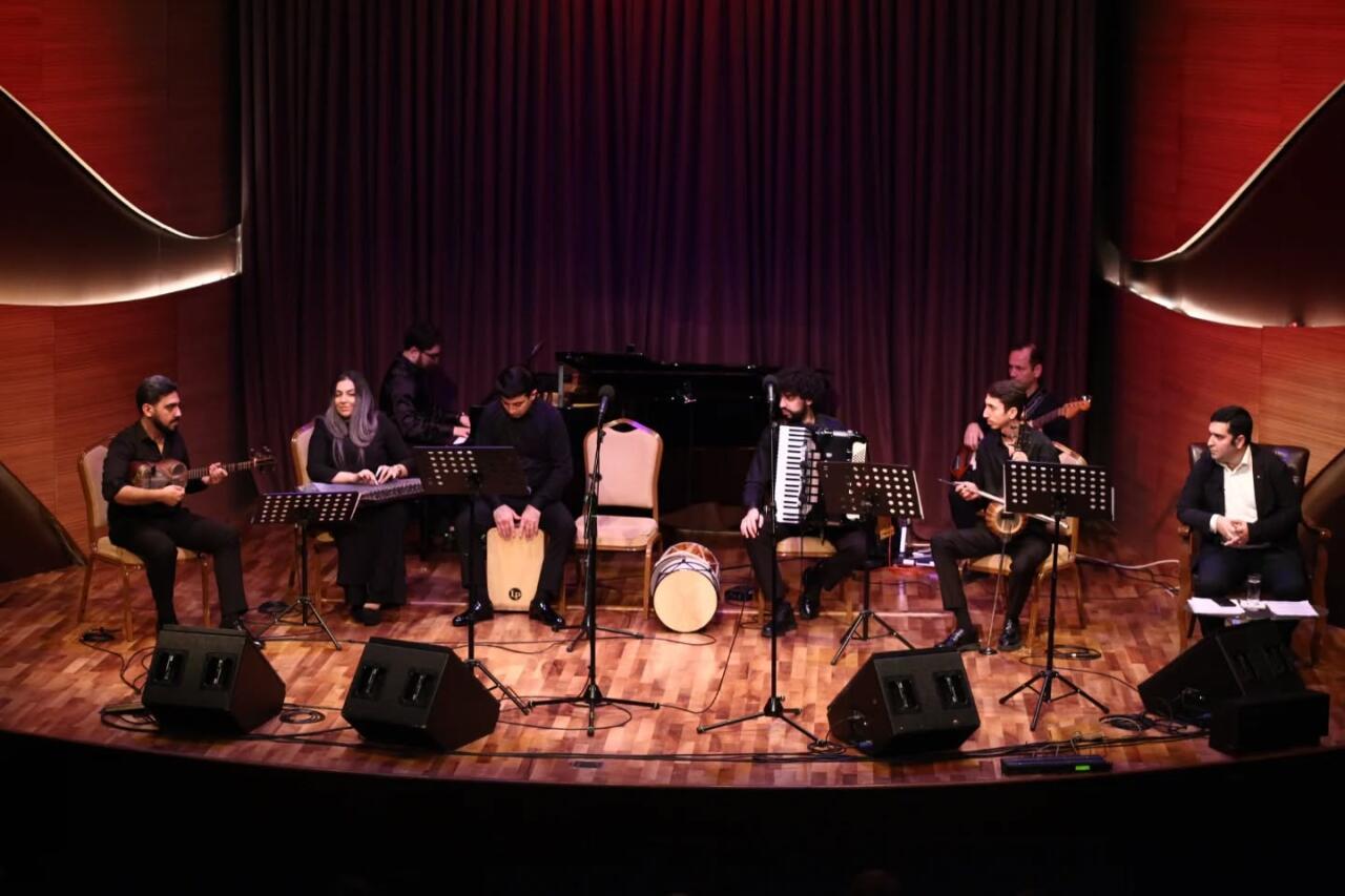 Взглянуть на себя со стороны: Вечер искреннего смеха в Баку