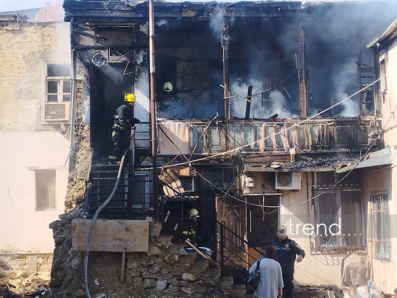 В центре Баку произошел пожар в жилом доме