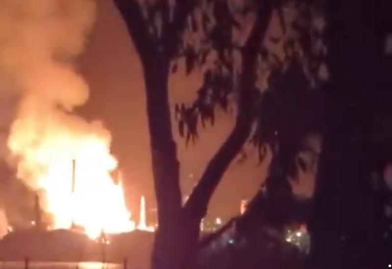 Мощный пожар на НПЗ в Австралии