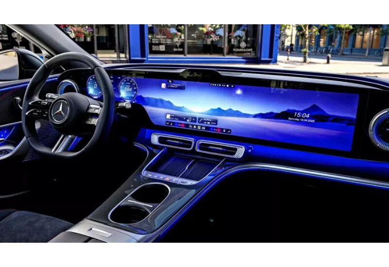 Mercedes показал новый салон с гигантским экраном