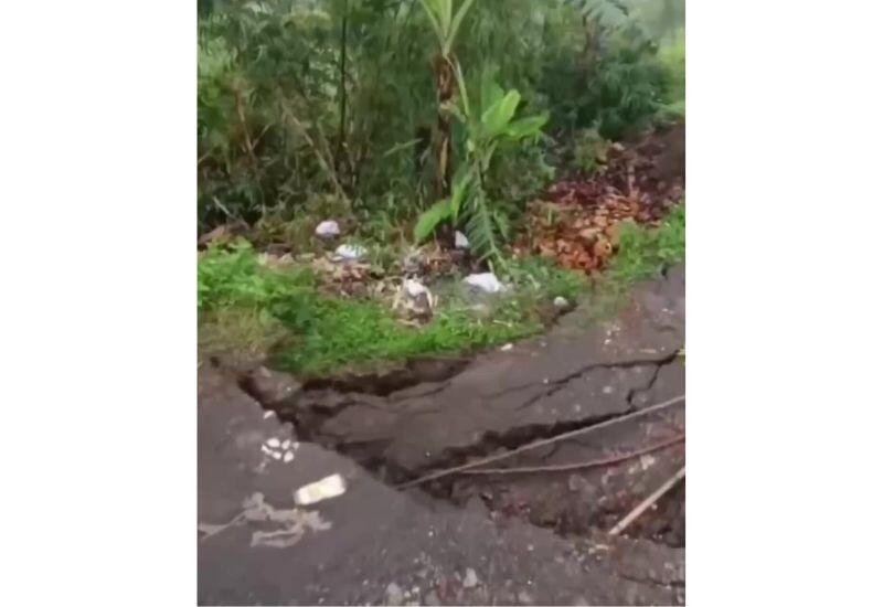 В Индонезии дорога обрушилась из-за оползня