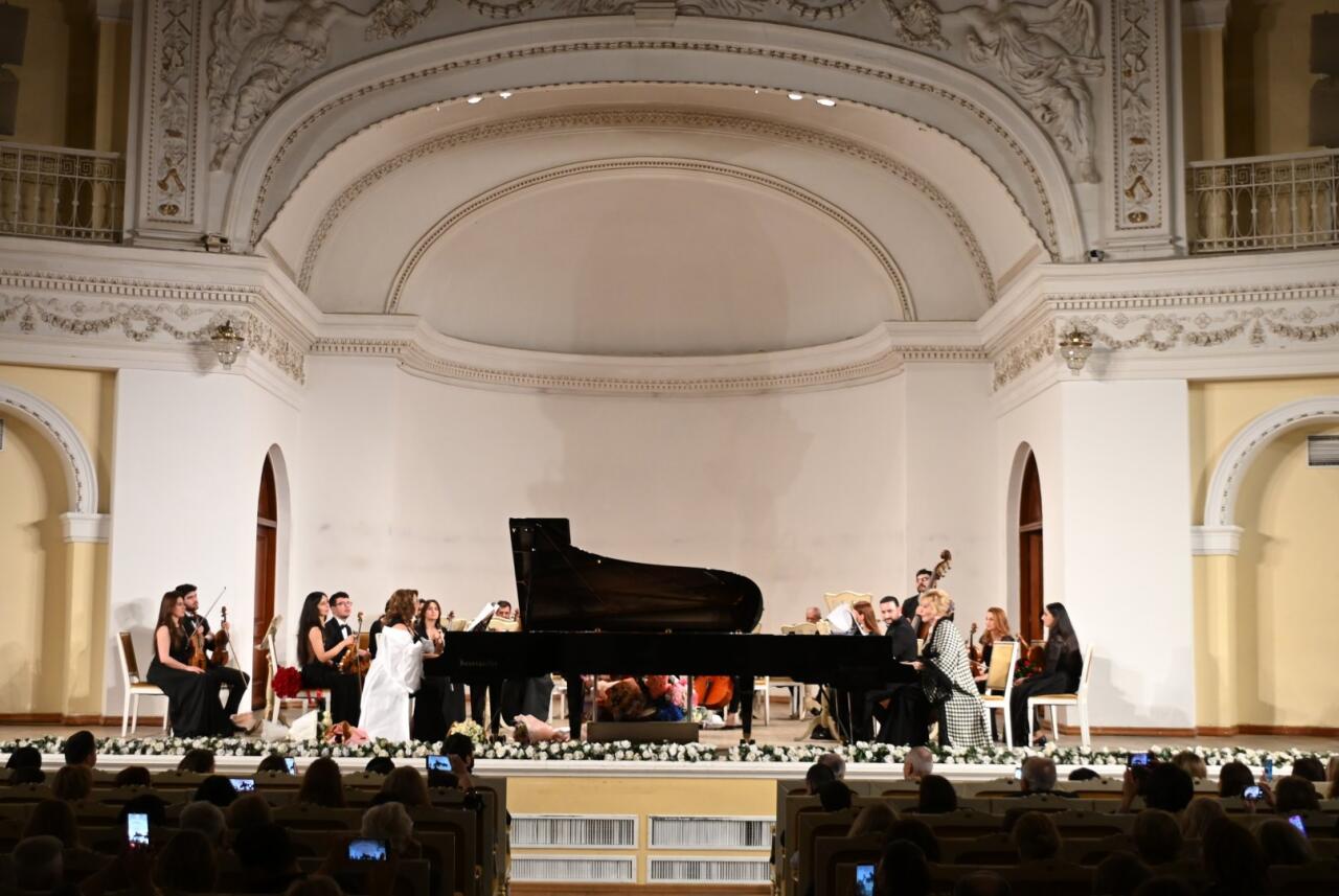 Известные музыканты из Азербайджана и Турции - Егана Ахундова и Гюльсин Онай выступили с блестящей программой