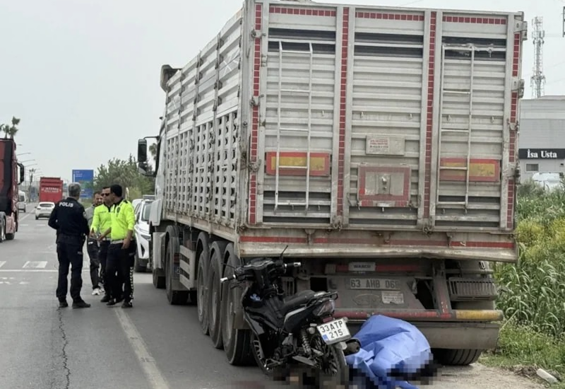 80 yaşlı motosiklet sürücüsü yük maşınının altında öldü