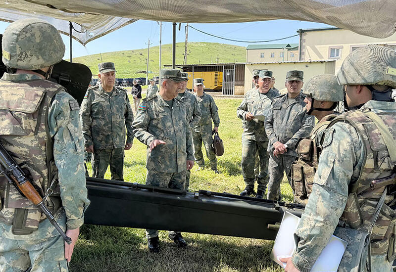 Закир Гасанов встретился с личным составом, несущим службу на освобождённых территориях