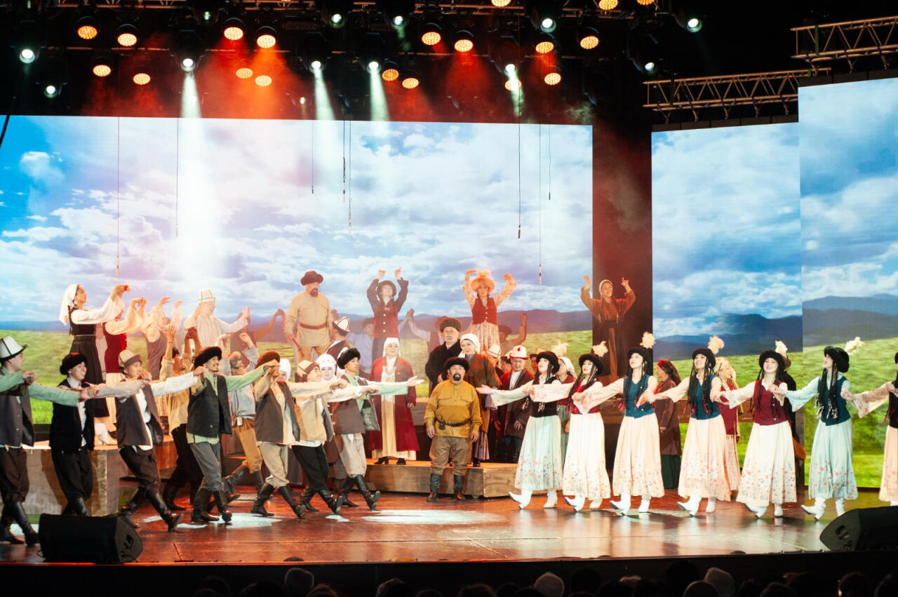 Из Кыргызстана в Азербайджан с любовью: Душевная история Данияра и Джамили встречена овациями