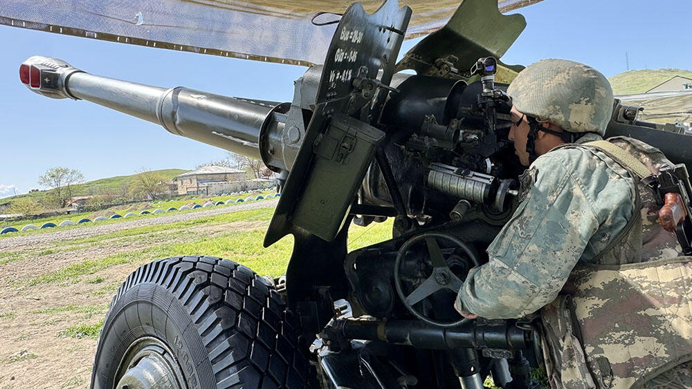 Закир Гасанов встретился с личным составом, несущим службу на освобождённых территориях