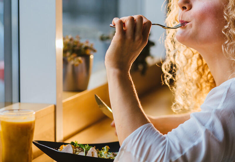 Названы две простые привычки в питании, помогающие надолго снизить вес