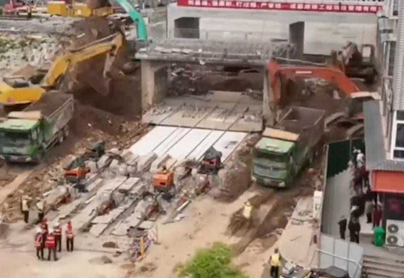 В Китае старый подземный переход заменили на новый за сутки