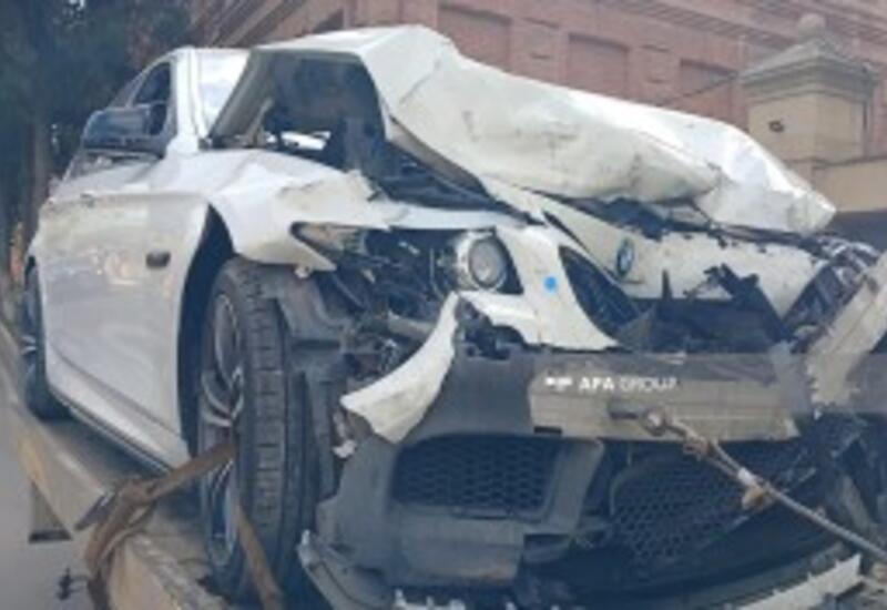 В Гяндже после ДТП повреждены линии связи, газа и электроснабжения