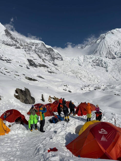 Азербайджанский альпинист покорил вершину Аннапурна в Гималаях