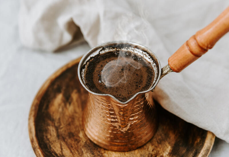 Врач объяснила, нужно ли запивать кофе водой